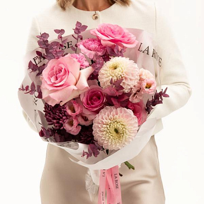 Букет для учителя с георгинами и малиной